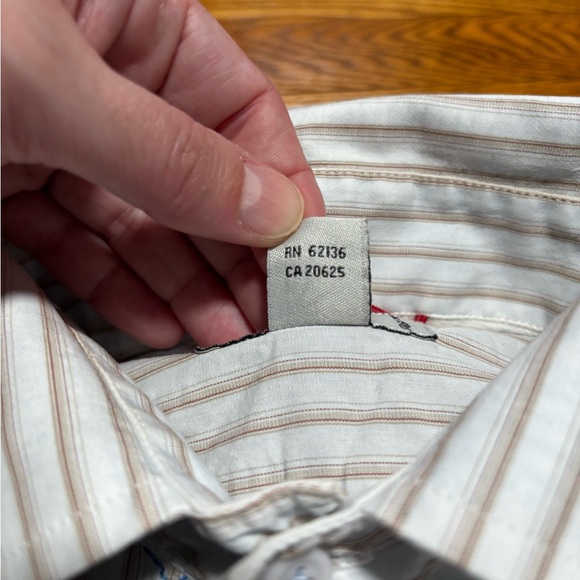 Vintage 90’s Guess Embroidered Button Down Shirt (Large) - Picture 13 of 15